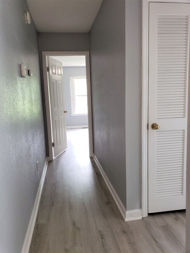Building Photo - 3 bedroom townhome for rent in NE Tallahassee, wood floors, fenced yard available for a move in r...