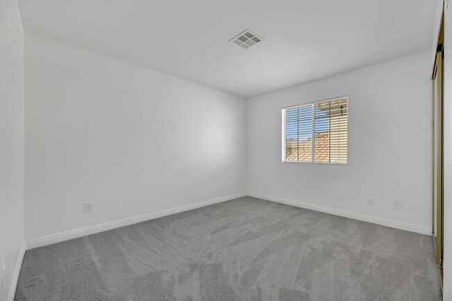 Building Photo - Gated 2 bedroom Condo with new carpet and ...