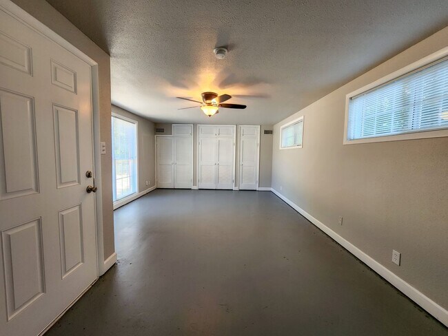 Building Photo - 3 Bedroom 2 Bath brick home in Shawnee