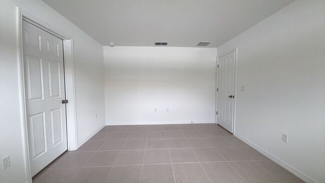 Building Photo - new 4BR duplex