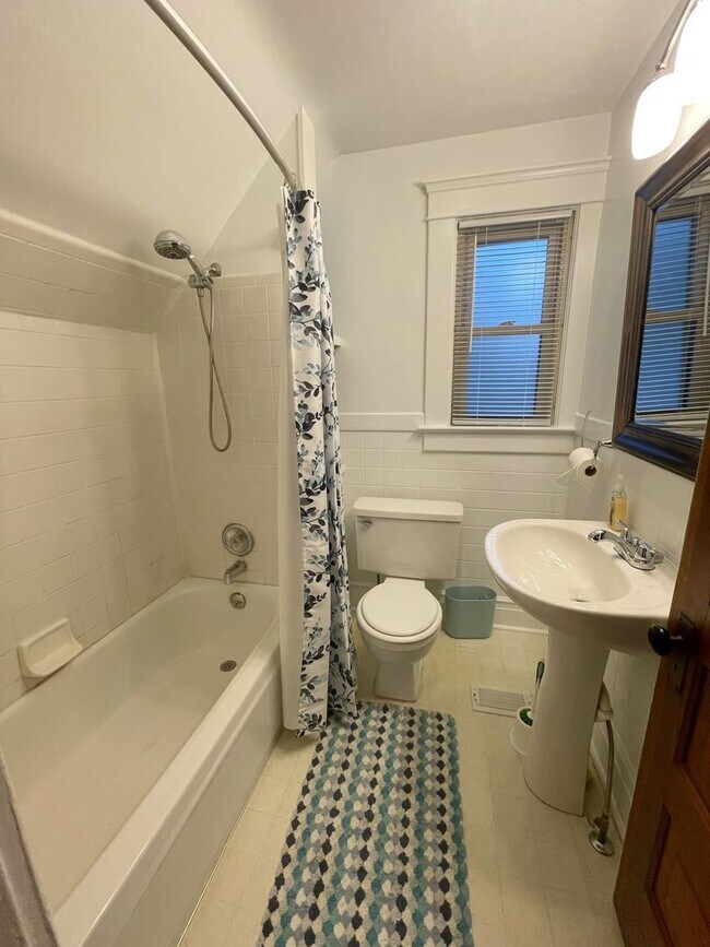 Building Photo - Three Bedroom House on Main St! | Parking, Laundry, and Central Air