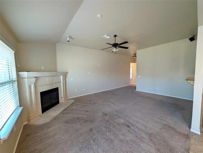 Building Photo - 621 Apple Tree Ln