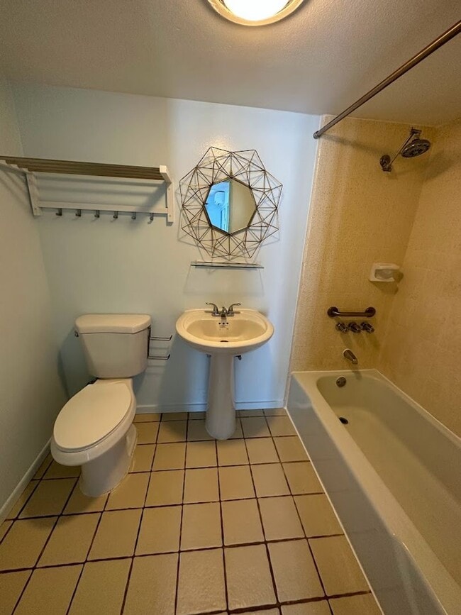 Building Photo - Hawaii Kai - The COLONY MARINA:  Lovely townhouse with spacious 4 bedrooms, 3 bath, 2 covered par...