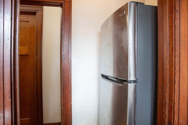 Building Photo - AVAILABLE FOR AUGUST 2026!  Large house near KRANNERT!