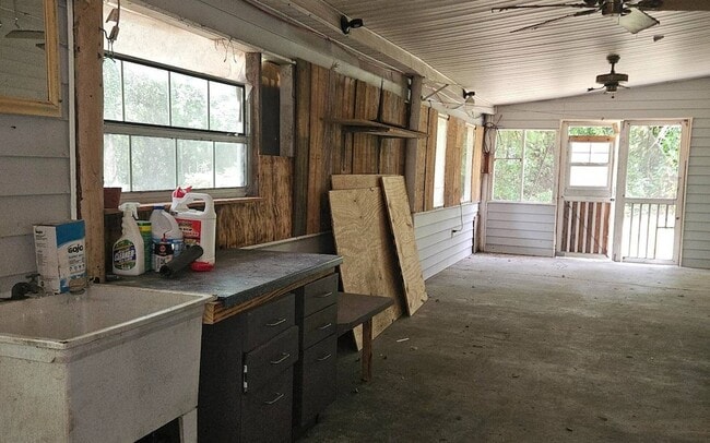Building Photo - 225 Pecan Ln