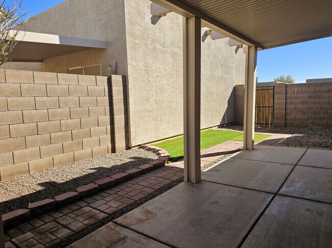 Building Photo - 2300 E Magma Rd