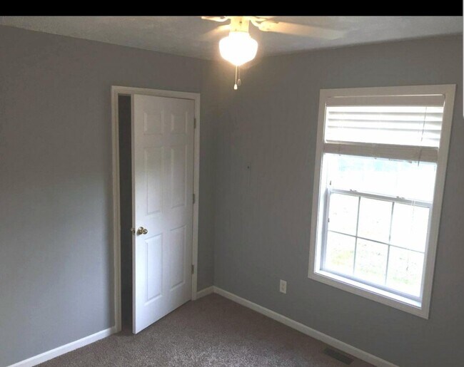 Building Photo - 12433 Oakridge Dr