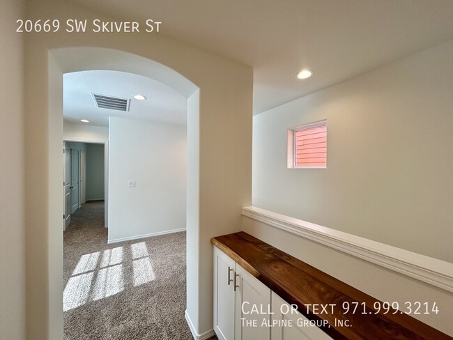 Building Photo - 20669 SW Skiver St