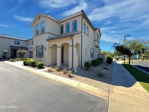 Building Photo - 9903 E Tillman Ave