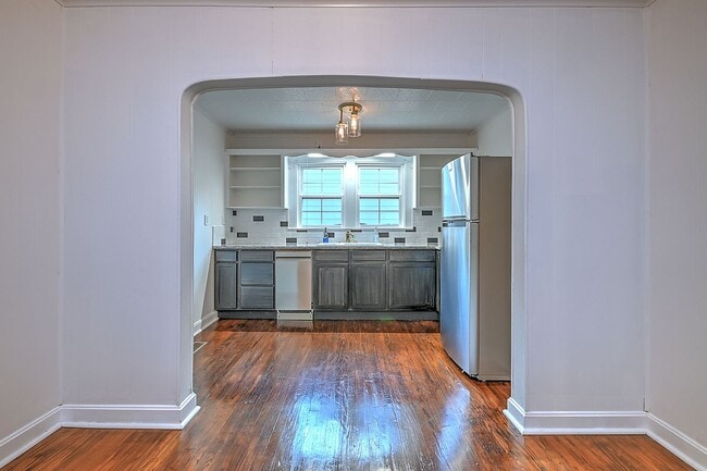 Building Photo - 608 Forest St