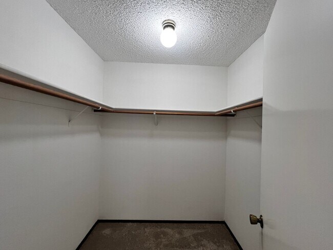 Building Photo - Spacious 3 bedroom 1.5 bath