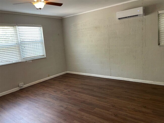 Building Photo - 305 NE 15th Ave