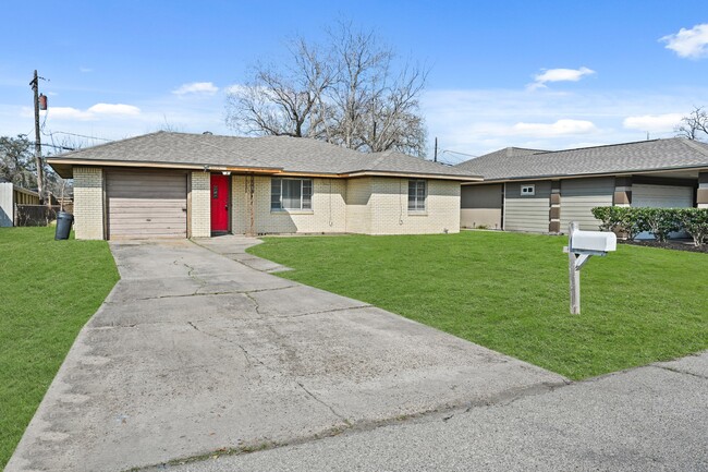 Building Photo - 8829 Woodlyn Rd