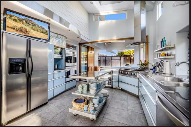 Building Photo - Beautiful Furnished Home 2 Blocks from the...