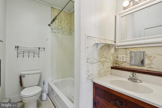 Building Photo - 209 Locust St