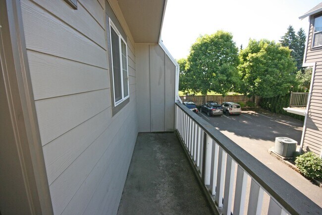 Building Photo - 3 bedroom 3.5 bath town home