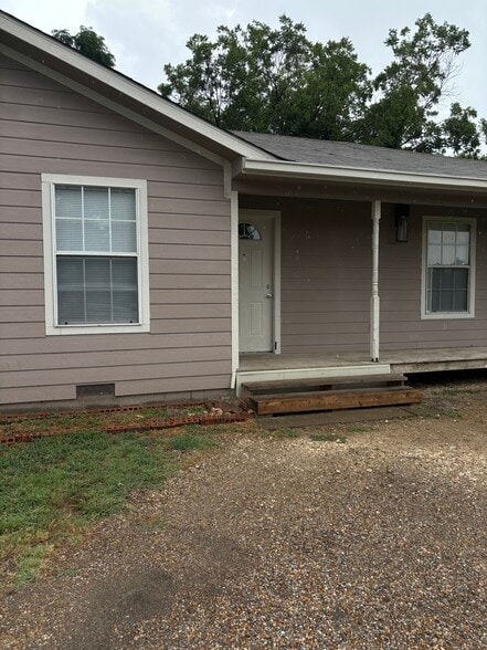 Main entrance - 102 Hilltop Dr