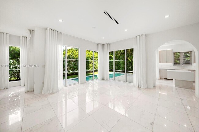 Building Photo - 315 Santander Ave