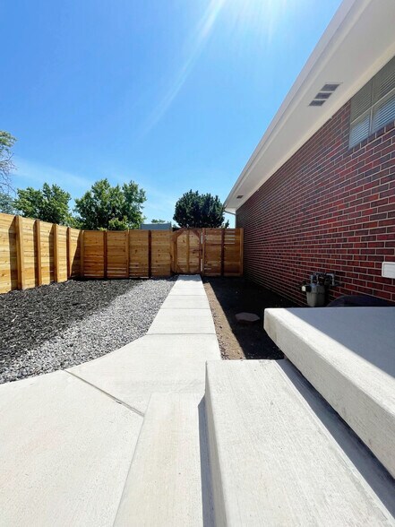 Front Yard - 491 S Otis St