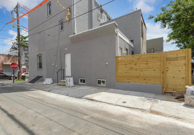 Building Photo - 410 Diamond St
