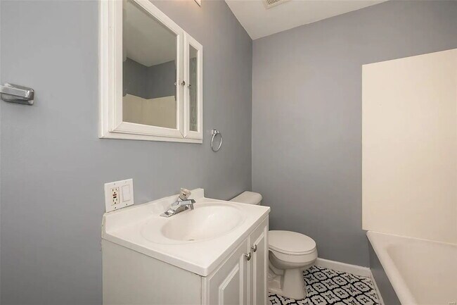 Building Photo - "Charming 2-Bed Duplex Retreat on Pennsylvania Ave – Spacious 1170 Sq Ft in Vibrant St. Louis!"