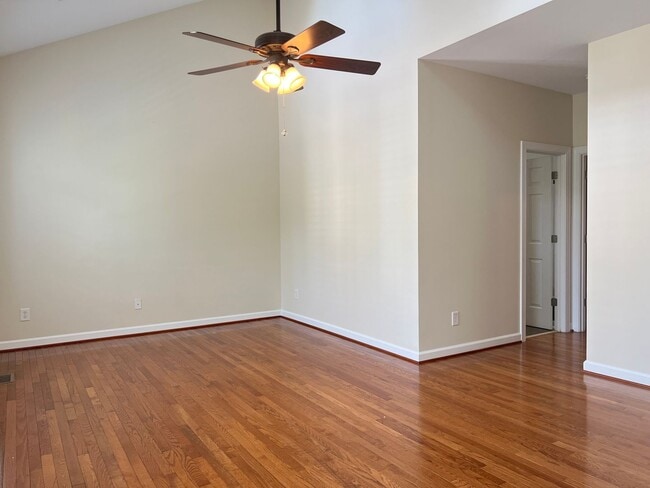 Building Photo - Spacious 3 Bed | 3.5 Bath End Unit Townhom...