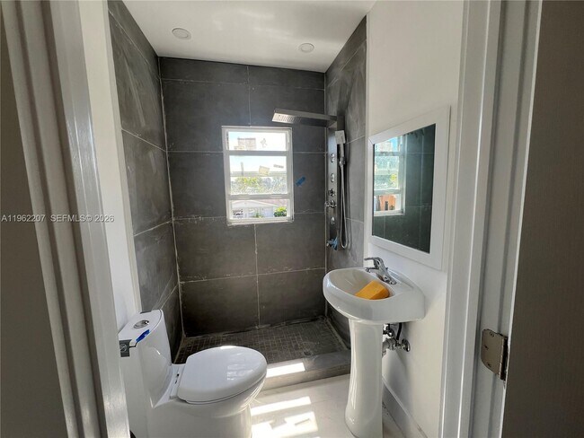 Building Photo - 1015 S 17th Ave