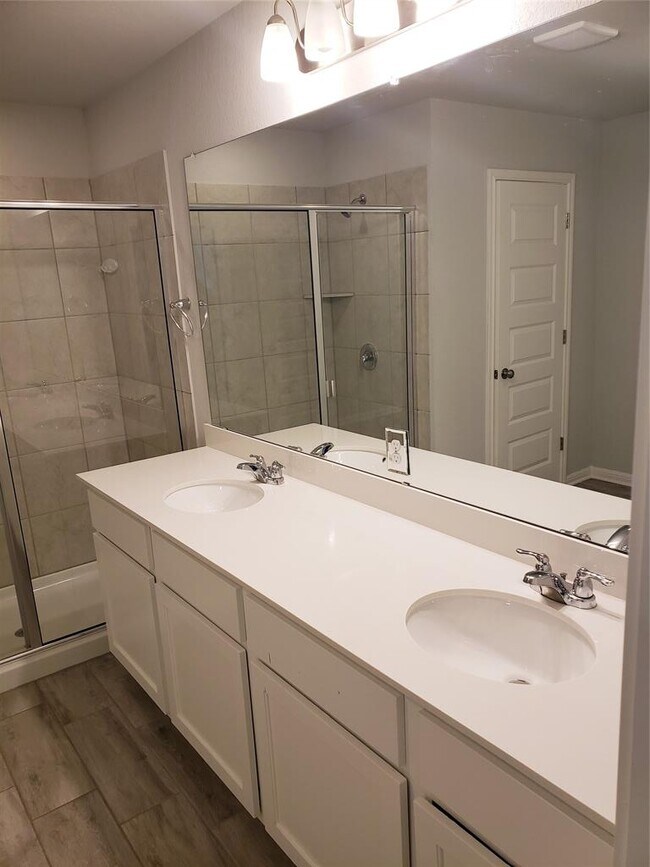 Building Photo - 124 Peruvian Ln