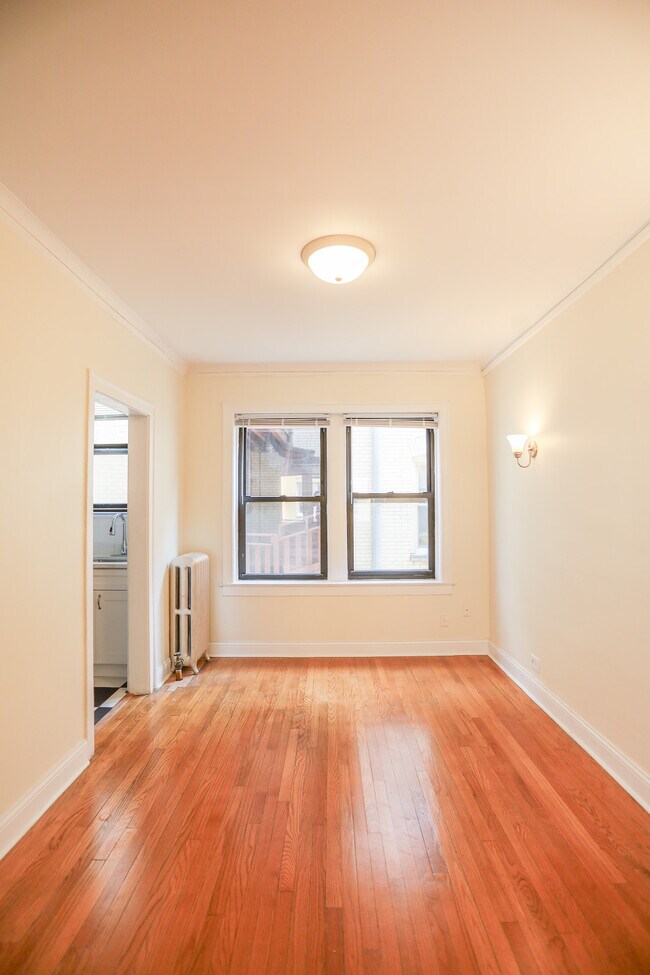 Building Photo - 2408 W Lunt Ave