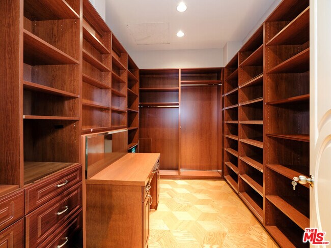 Building Photo - 18047 Karen Dr