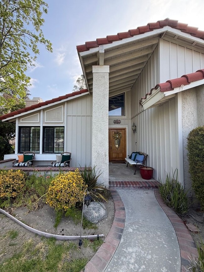 Building Photo - First time rental in a terrific East Simi Valley neighborhood.