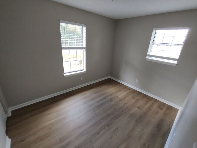 Building Photo - NEWLY RENOVATED 3 Bed/1.5 Bath close to CC...