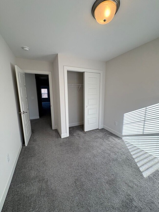 Building Photo - 3 Bedroom 2.5 Bath Townhome is the Madison Park area!!! $500 off the 1st Full Month's Rent!!!