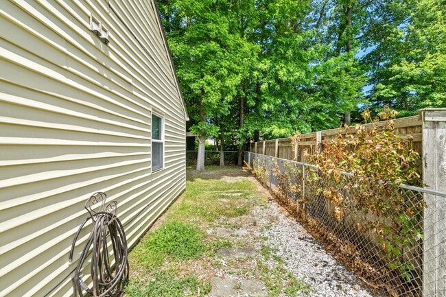 Building Photo - 4117 Rainbow Dr