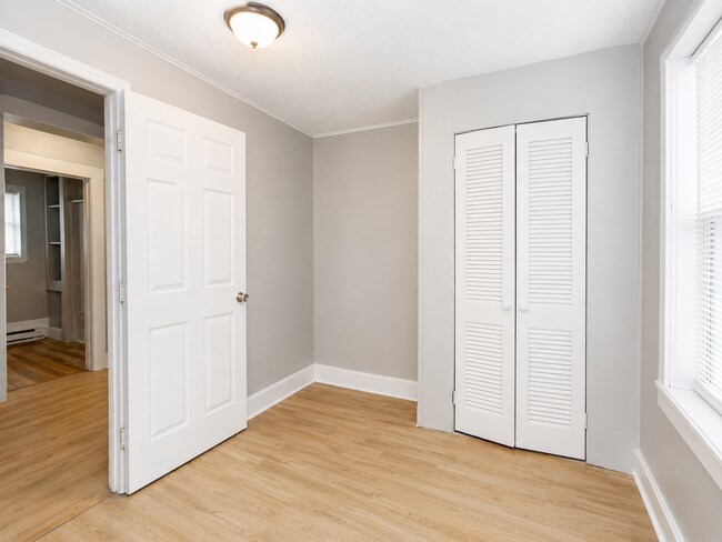Building Photo - Bright 3-Bedroom Home with Covered Porch, Fireplace & Wooded Backyard