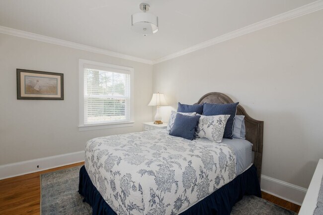 Building Photo - Fully furnished- Beautiful Forest Hills Home