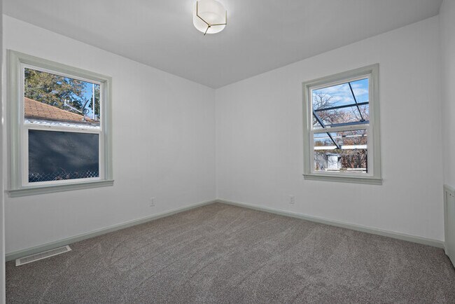 Building Photo - 840 W Montague Ave