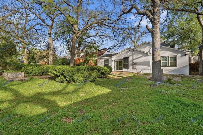 Building Photo - 2228 Goldenrod Ave