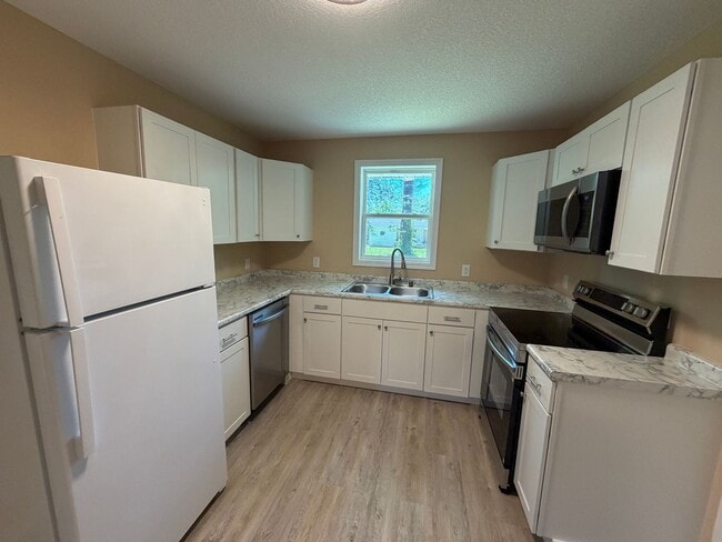 Building Photo - 2640 Canary Dr