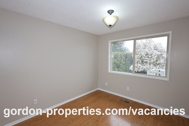 Building Photo - NE 22nd Ct - Gresham 4 bedroom split level home