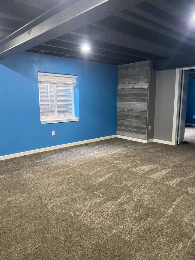 Building Photo - 4 bedroom - Dewhirst
