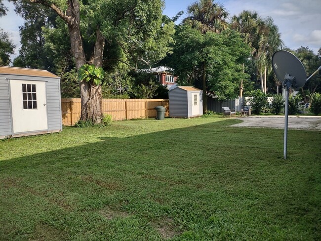 Building Photo - 660 S Central Ave