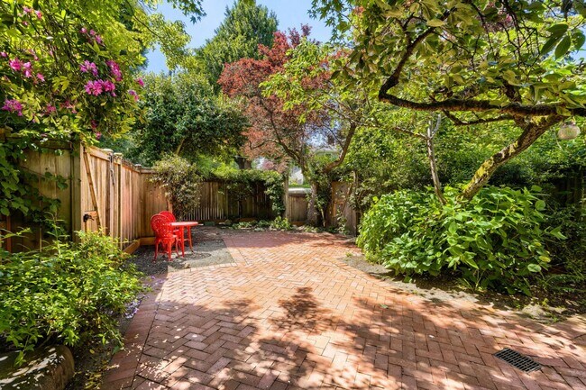 Building Photo - Capitol Hill View Home