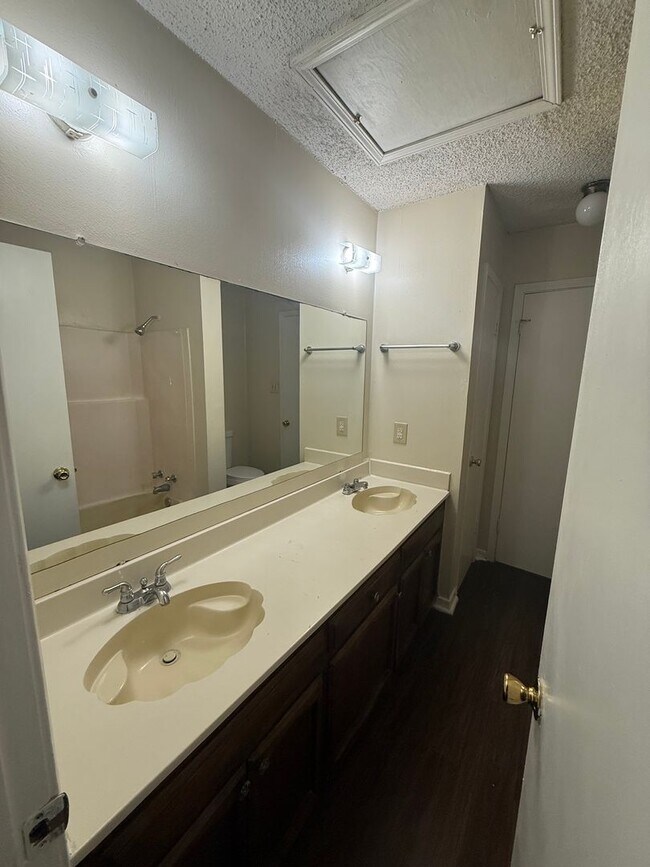 Building Photo - 3033 Toulon Dr