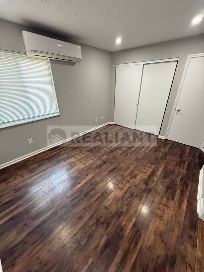 Building Photo - 208 Lakeshore Dr