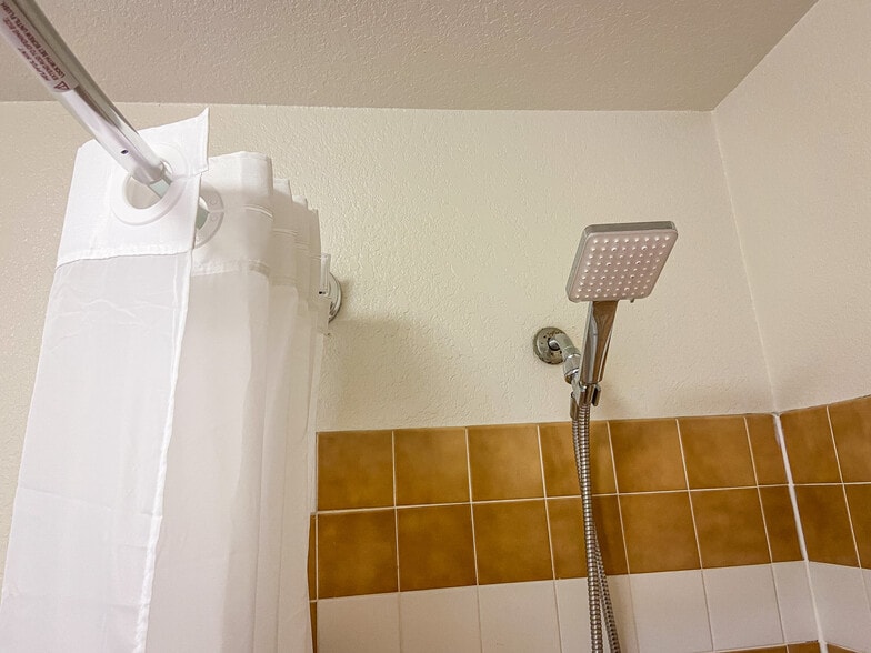 Good water flows and shower head - 1215 E Lemon St