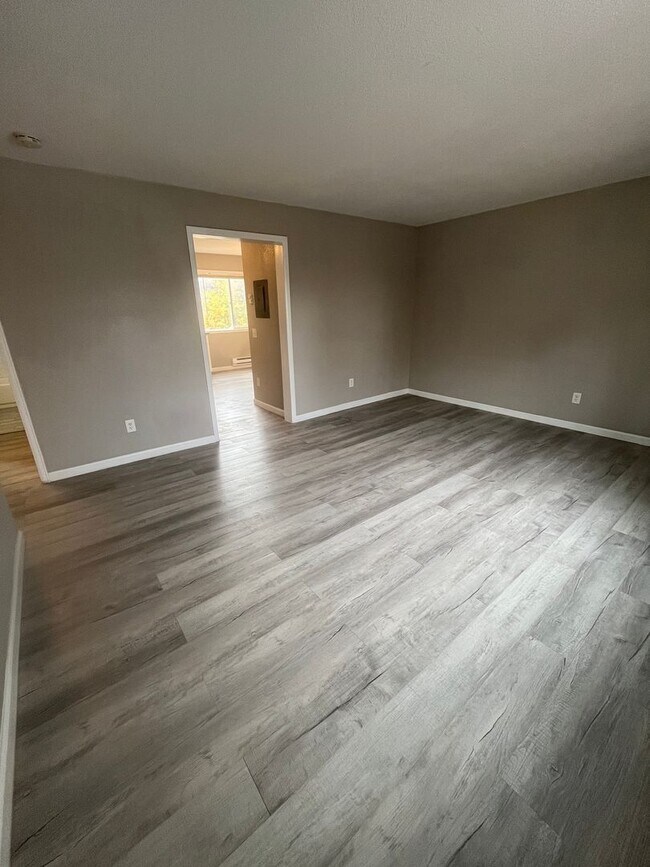 Building Photo - For Rent – Beautifully Remodeled 2-Bedroom Unit in Denver