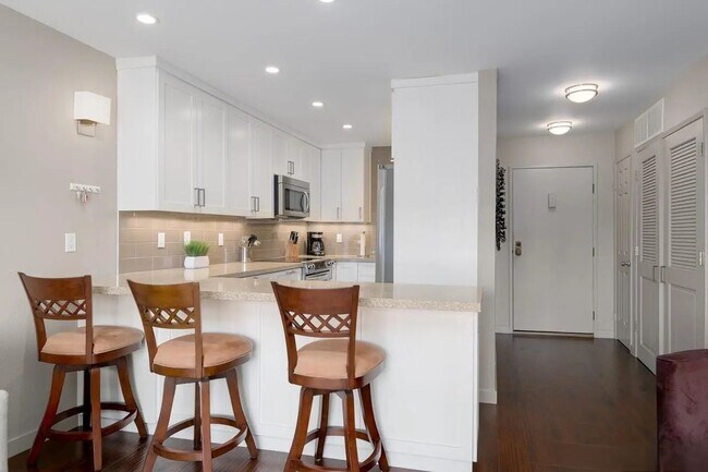 Building Photo - Move-In Ready 2BR/2BA Condo in Prime Cortez Hill Location!