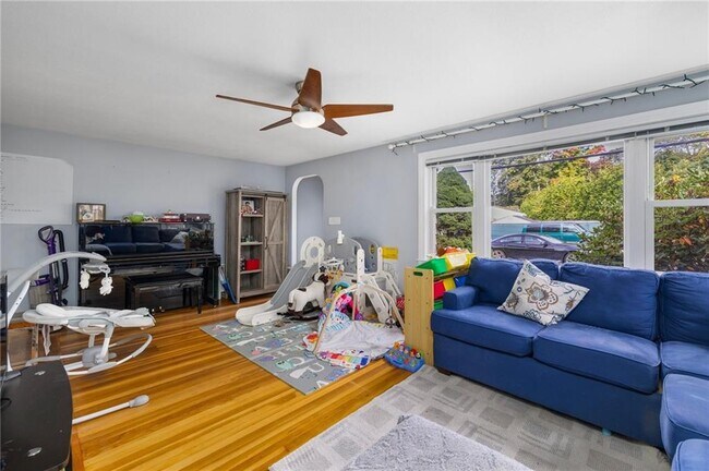 Building Photo - 61 School St