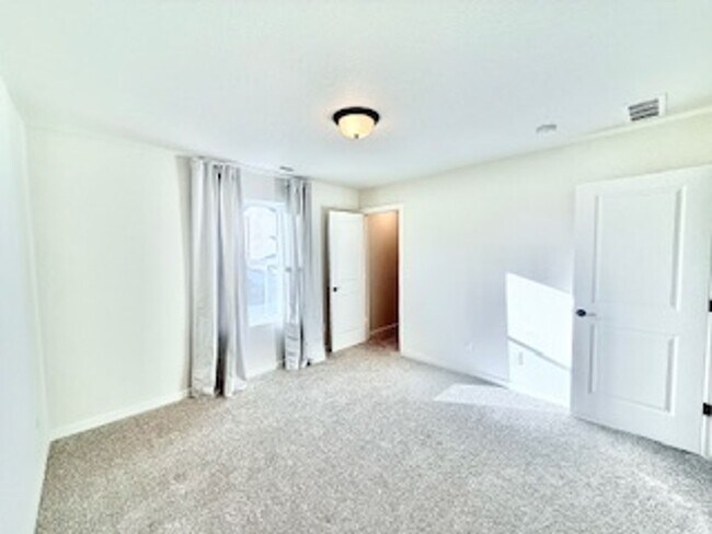 Building Photo - MODERN TWO STORY 3 BED/2.5 BATH WITH FENCE...